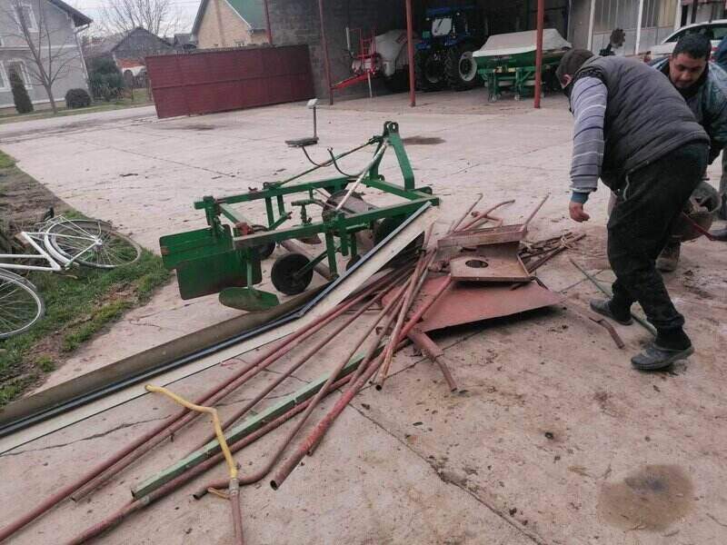 Radnici uklanjaju otpadni metal u dvorištu