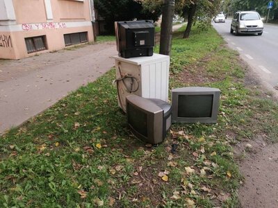 Odnošenje stare bele tehnike i televizora iz dvorišta