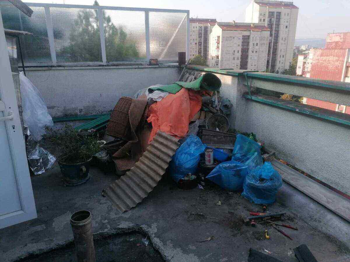 Šut,otpadni metal i džakovi na terasi